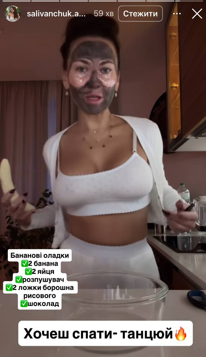 Анна Саліванчук готує бананові оладки