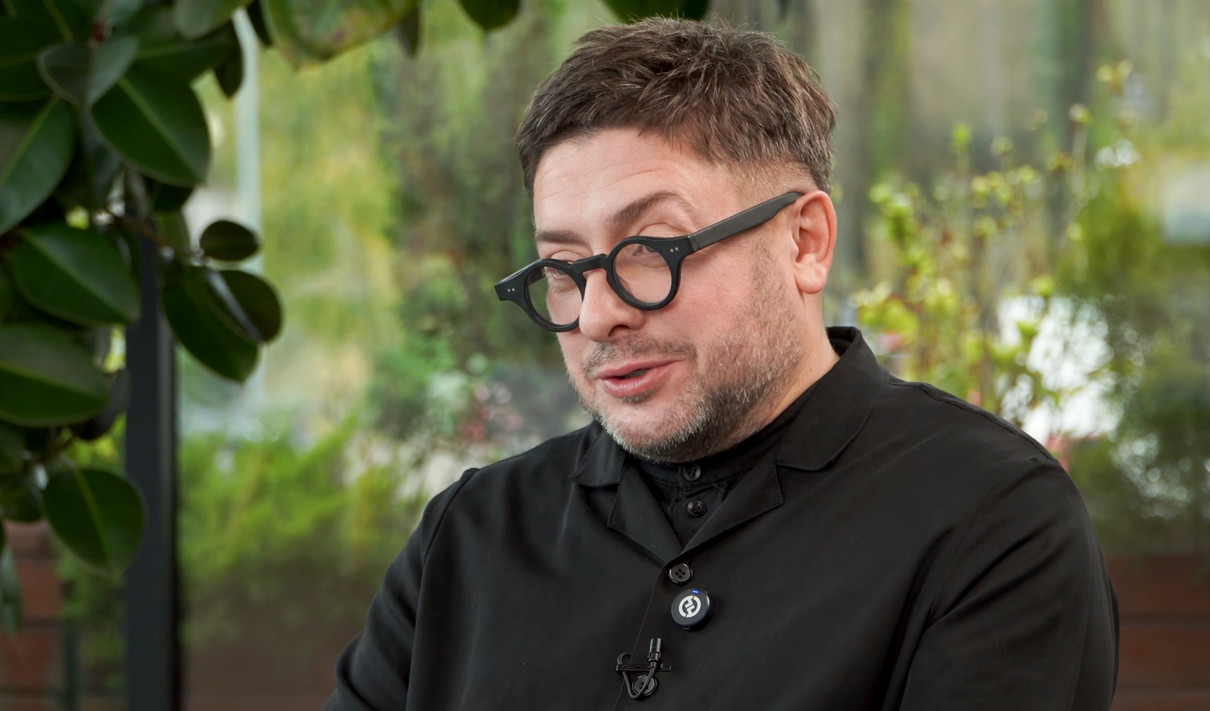 Олексій Суханов розповів про чоловіка, якого поцілував у щоку