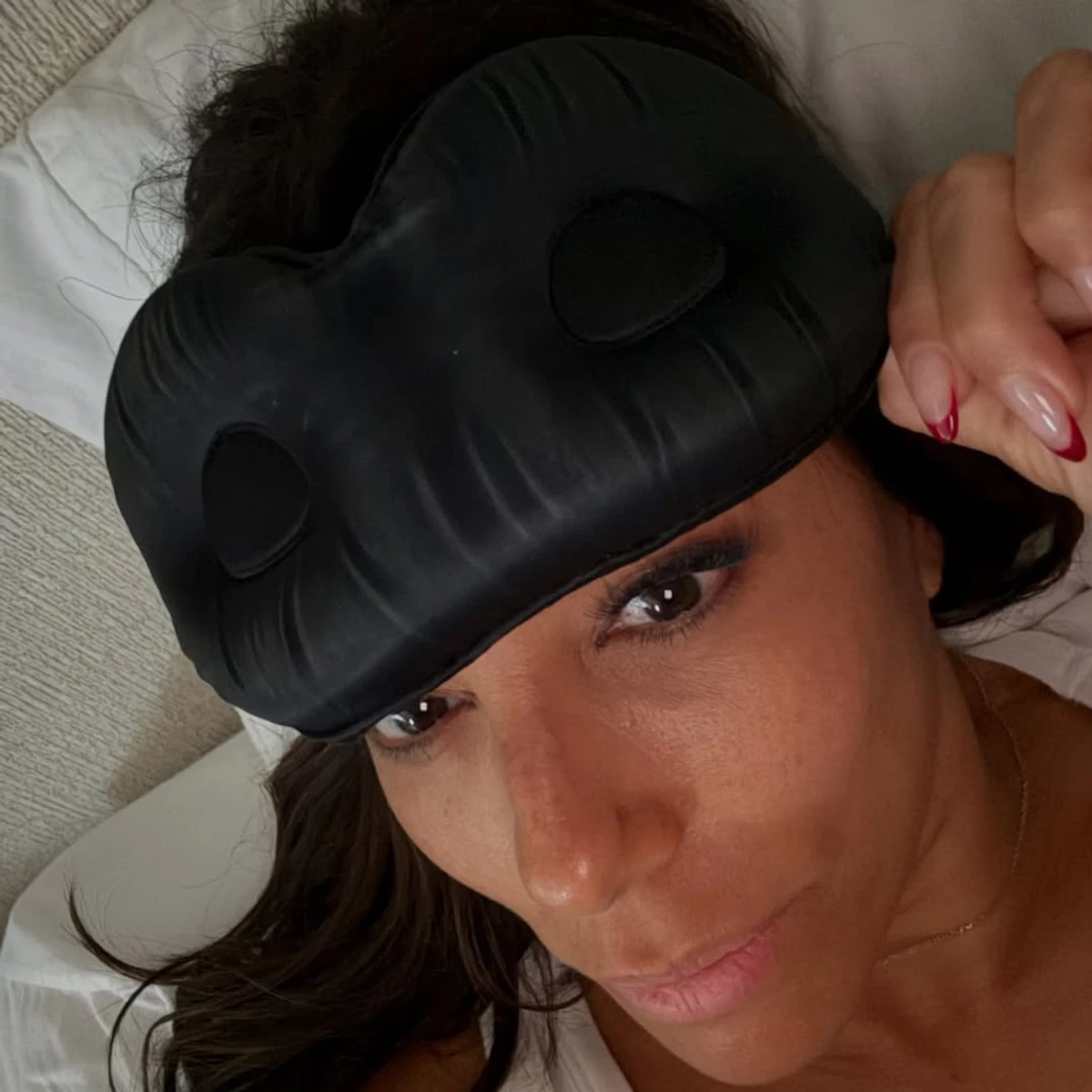 Єва Лонгорія показалася з маскою для сну