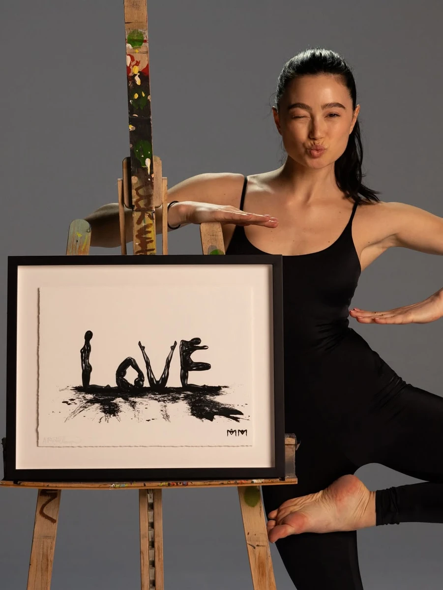 Марина Мазепа позує у формі літер для перформансу SOUL