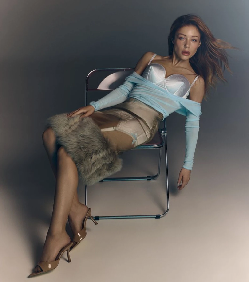 Тіна Кароль посвітила тілом у прозорій спідниці