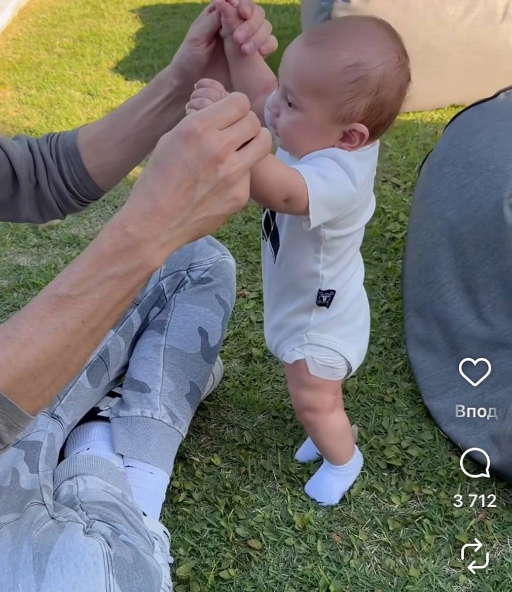 Енріке Іглесіас з молодшою дитиною на відео