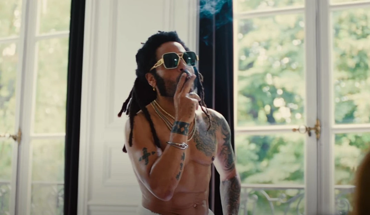 Кравіц у кліпі демонструє не лише м'язисте тіло, а і, на жаль, шкідливу звичку