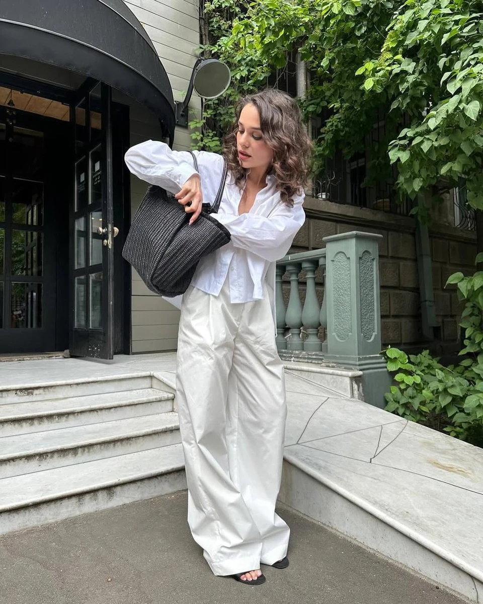 Білі мішкуваті джинси із застібками