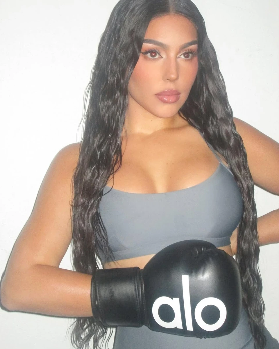 Наречена Роналду випнула груди у спортивному образі