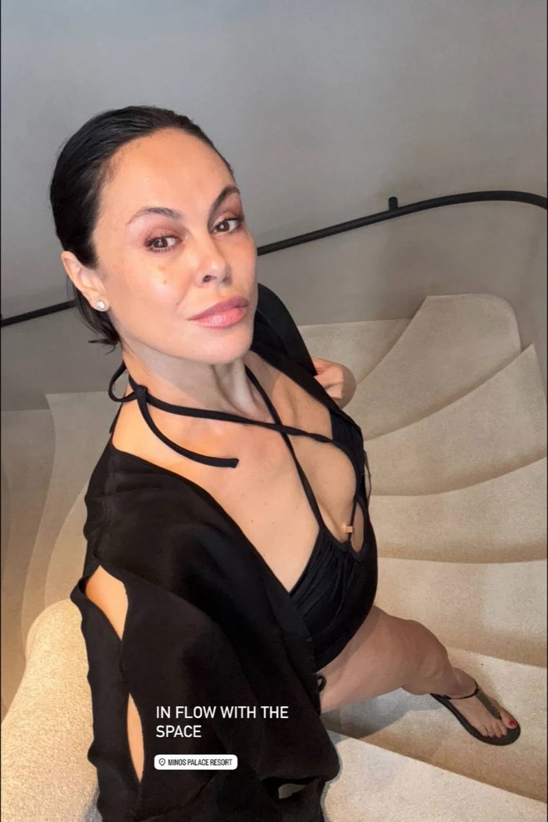 Єгорова посвітила декольте