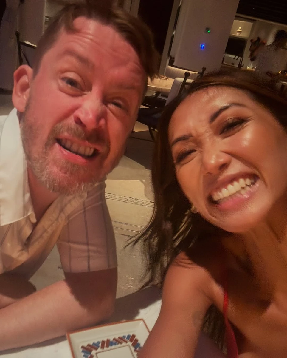 Маколей Калкін скорчив смішну гримасу у компанії коханої