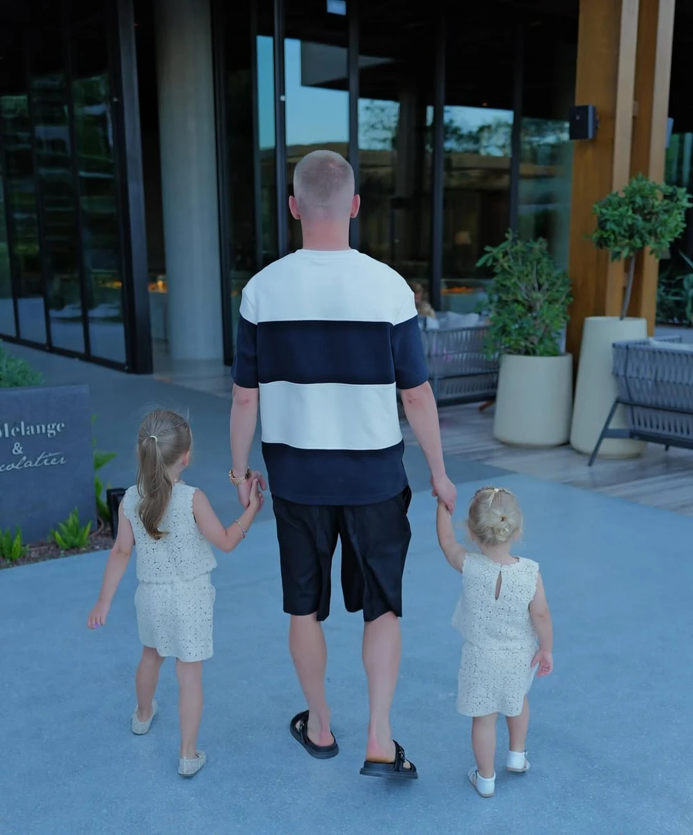 Олександр Зінченко прогулявся за руку з дочками