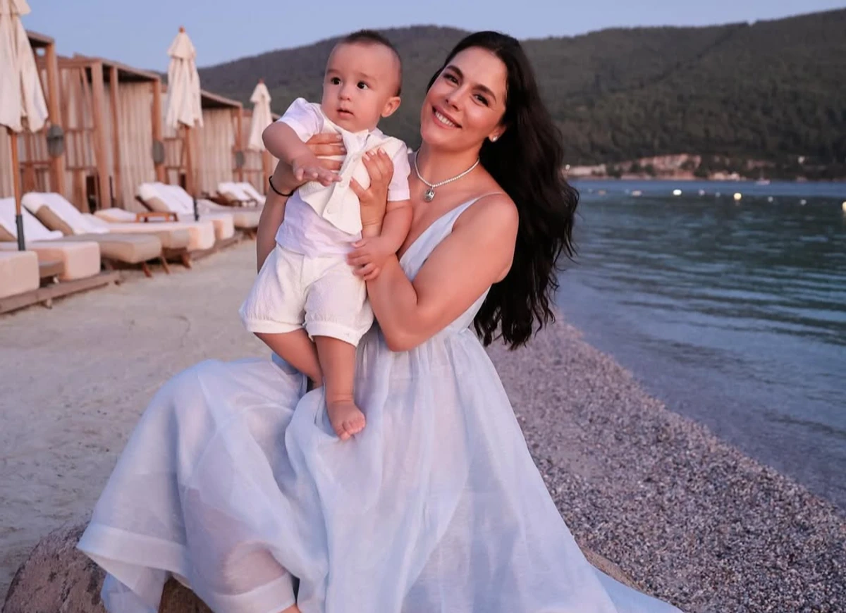 Іванна Онуфрійчук з сином позують для фото