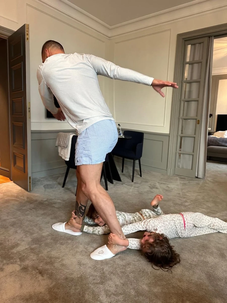 Рікі Мартін насмішив, як його діти хватали його за ноги під час гри