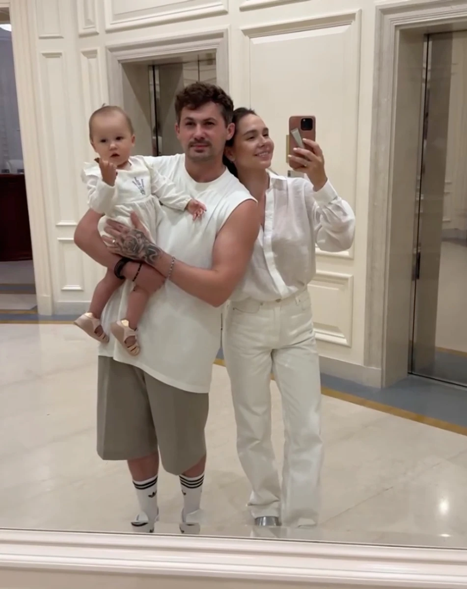 Наталія Татарінцева і Євген Кот у білих луках зазнімкувалися з дочкою на руках