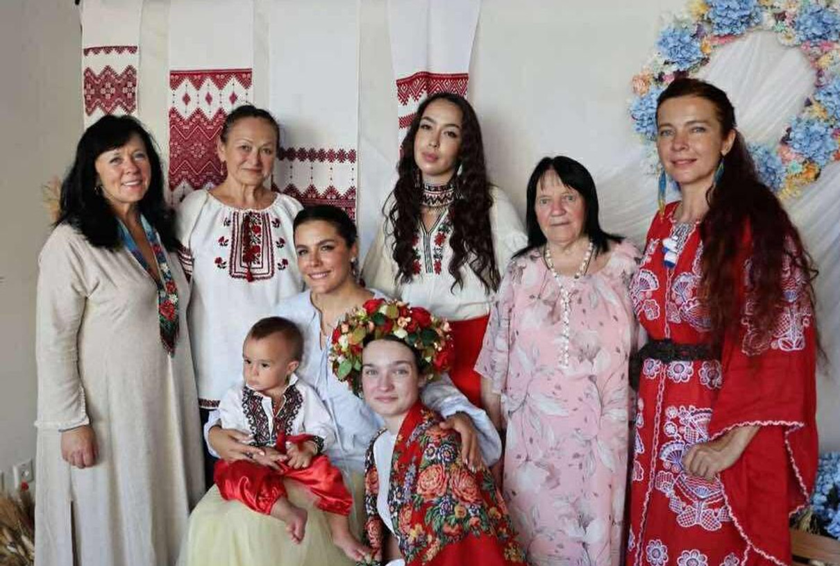 Онуфрійчук з мамою, сестрами та секрухою.