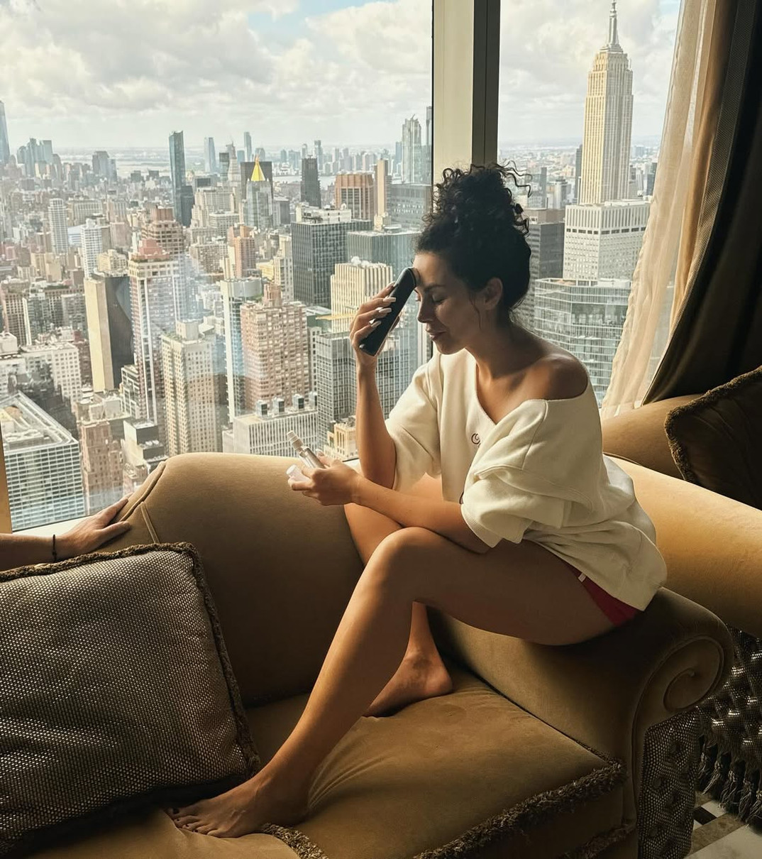 Настя Каменських у шортах блиснула стегнами на дивані в Нью-Йорку