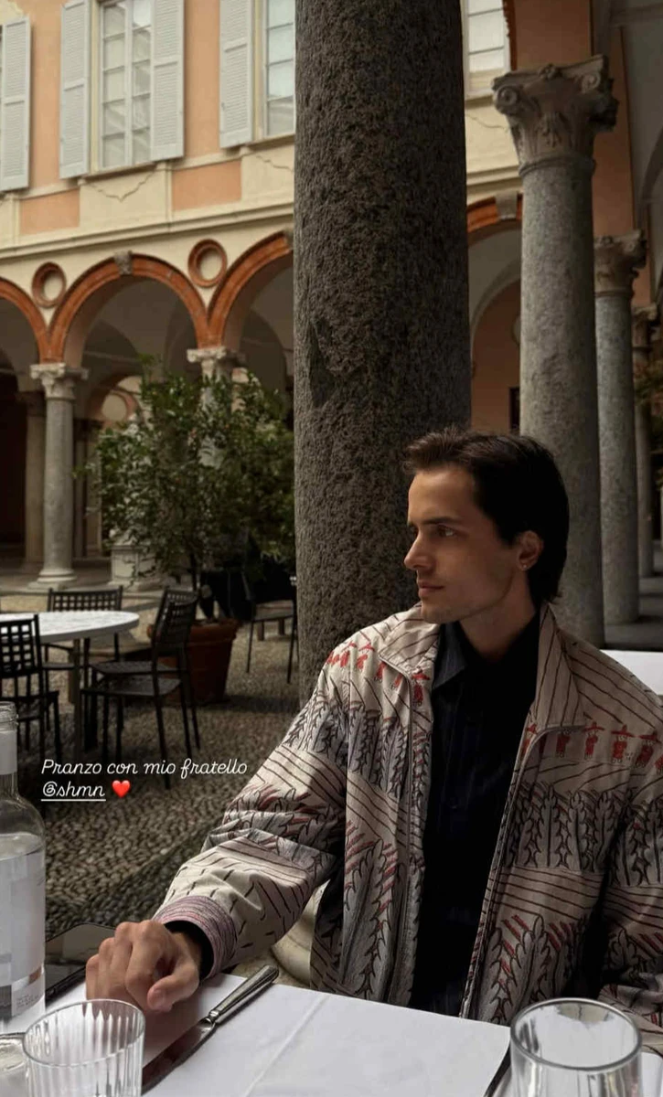 Анатолій Євдокименко позує для фото сестрі