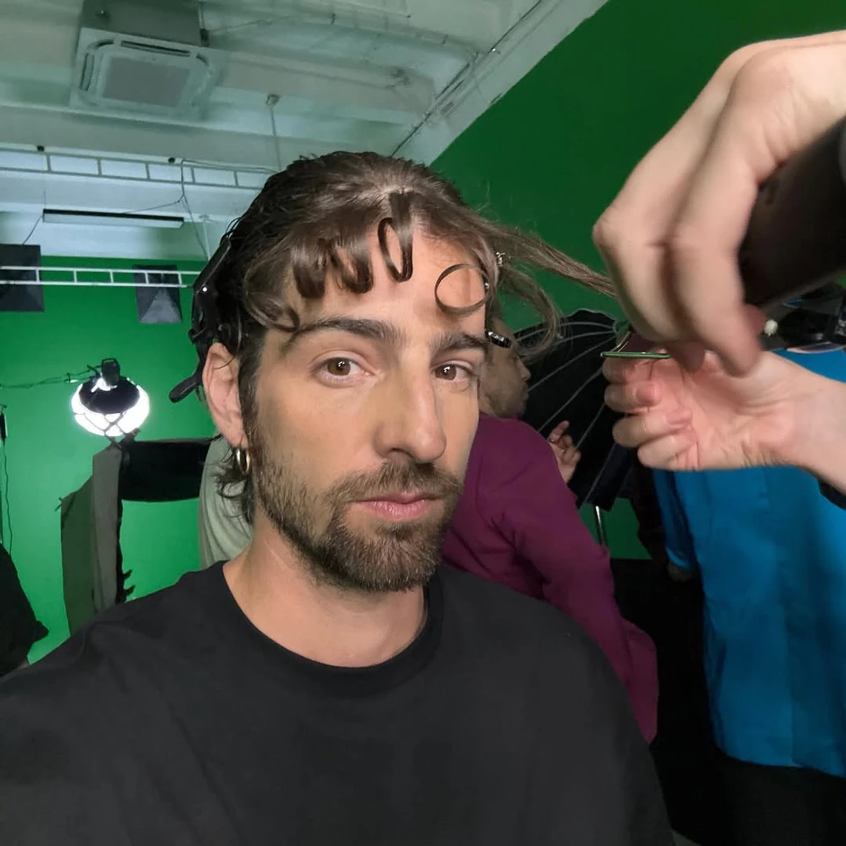 Володимир Дантес показався незвичною зачіскою на зйомках