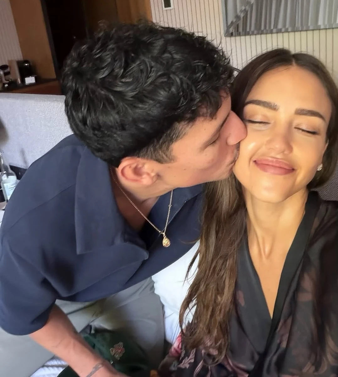 Бойфренд Джессіки Альби ніжно поцілував її на фото