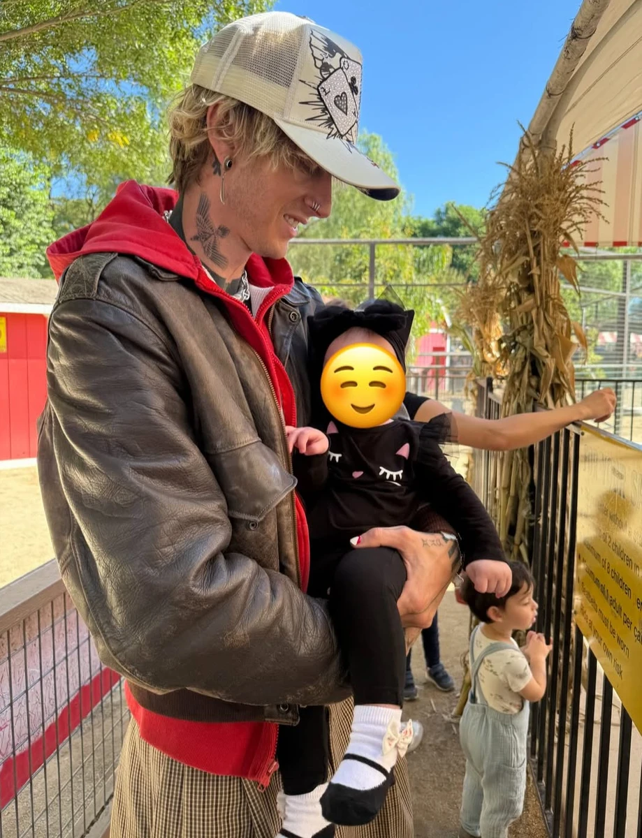 Колишній Меган Фокс потримав їхню дочку на руках для фото