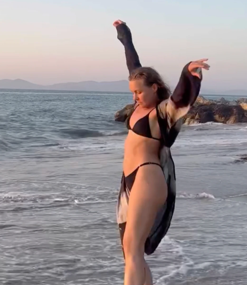 Олена Шоптенко у бікіні посвітила тілом під час танців на пляжі