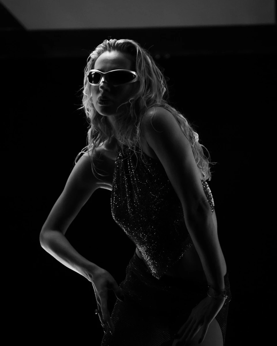 Лайфхак від Лободи – додати в образ футуристичні окуляри, щоб зробити фото трохи гламурнішим