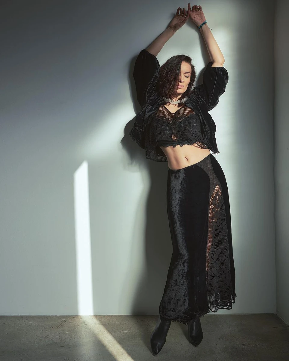 Мейхер оголила живіт в оксамитовому костюмі