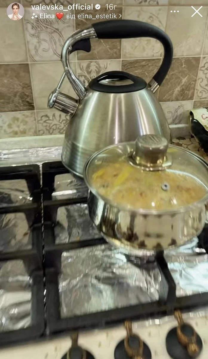 Як готувати багато, але щоби плита лишалася чистенька - лайфхак із фольгою від Валевської