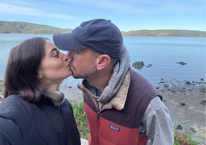 Лілі Коллінз поцілувалася з коханим на природі