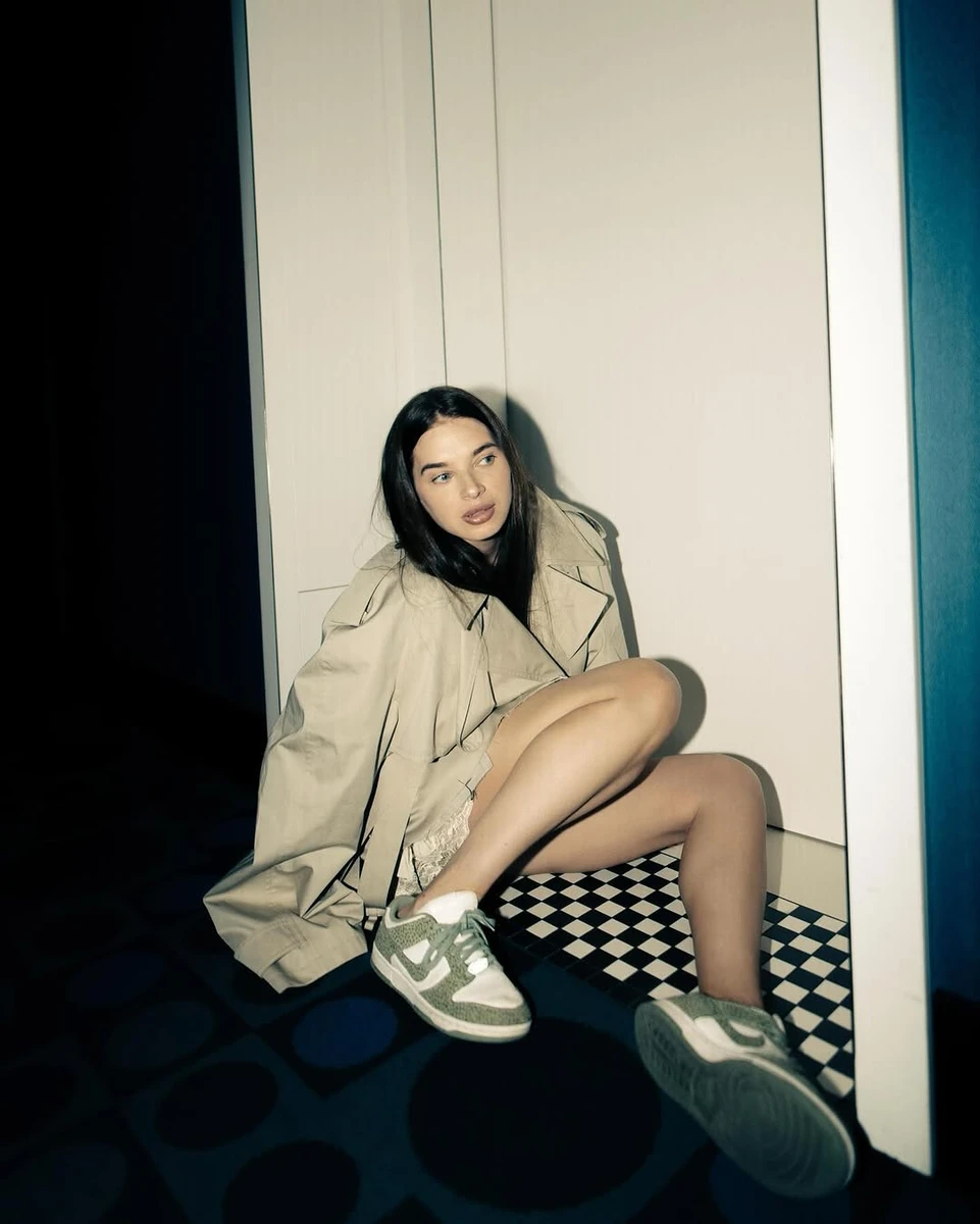 Дружина Усика показала довгі ноги на чуттєвих фото