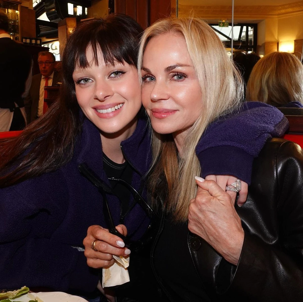 Нікола Пельтц з мамою