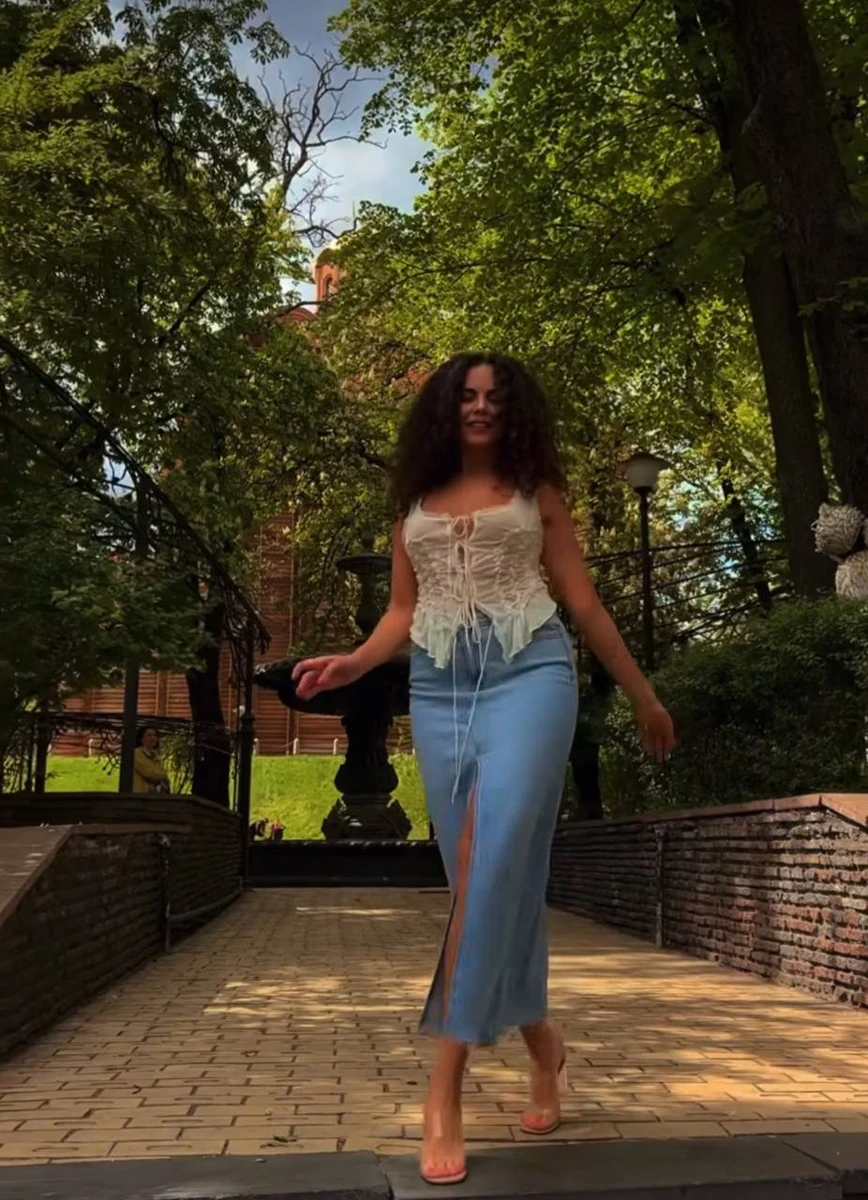 Каменських посвітила стегнами