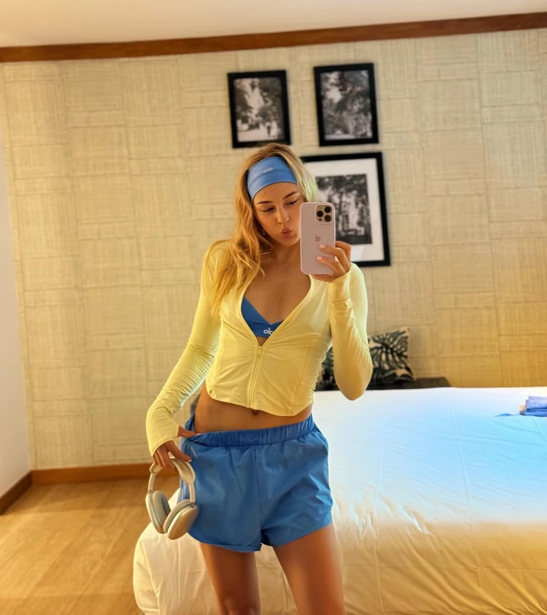 Дар'я Білодід з розстібнутою кофтою показала струнку фігуру