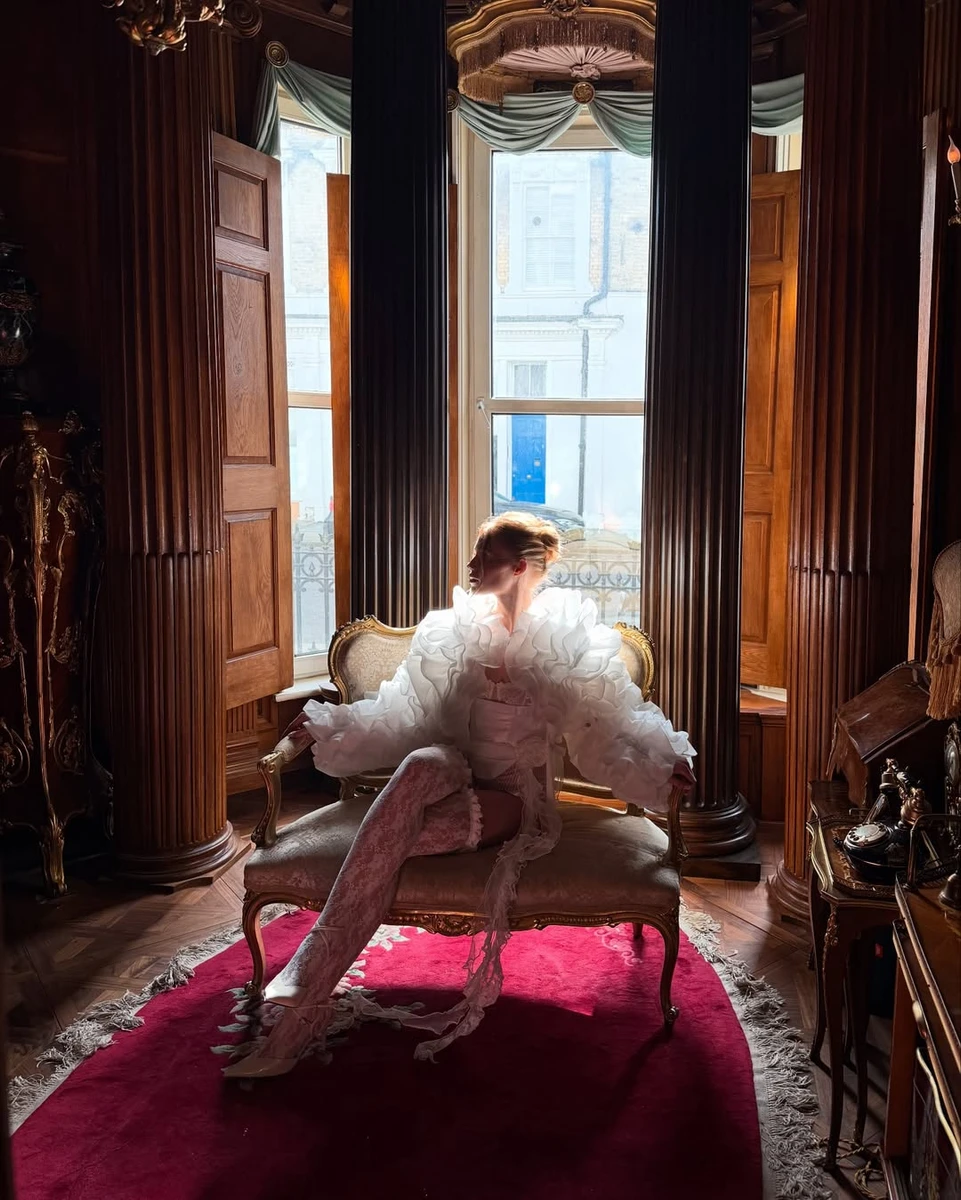 Фіналістка Холостяка 13 Юзьвак засвітила голі ноги на дивані