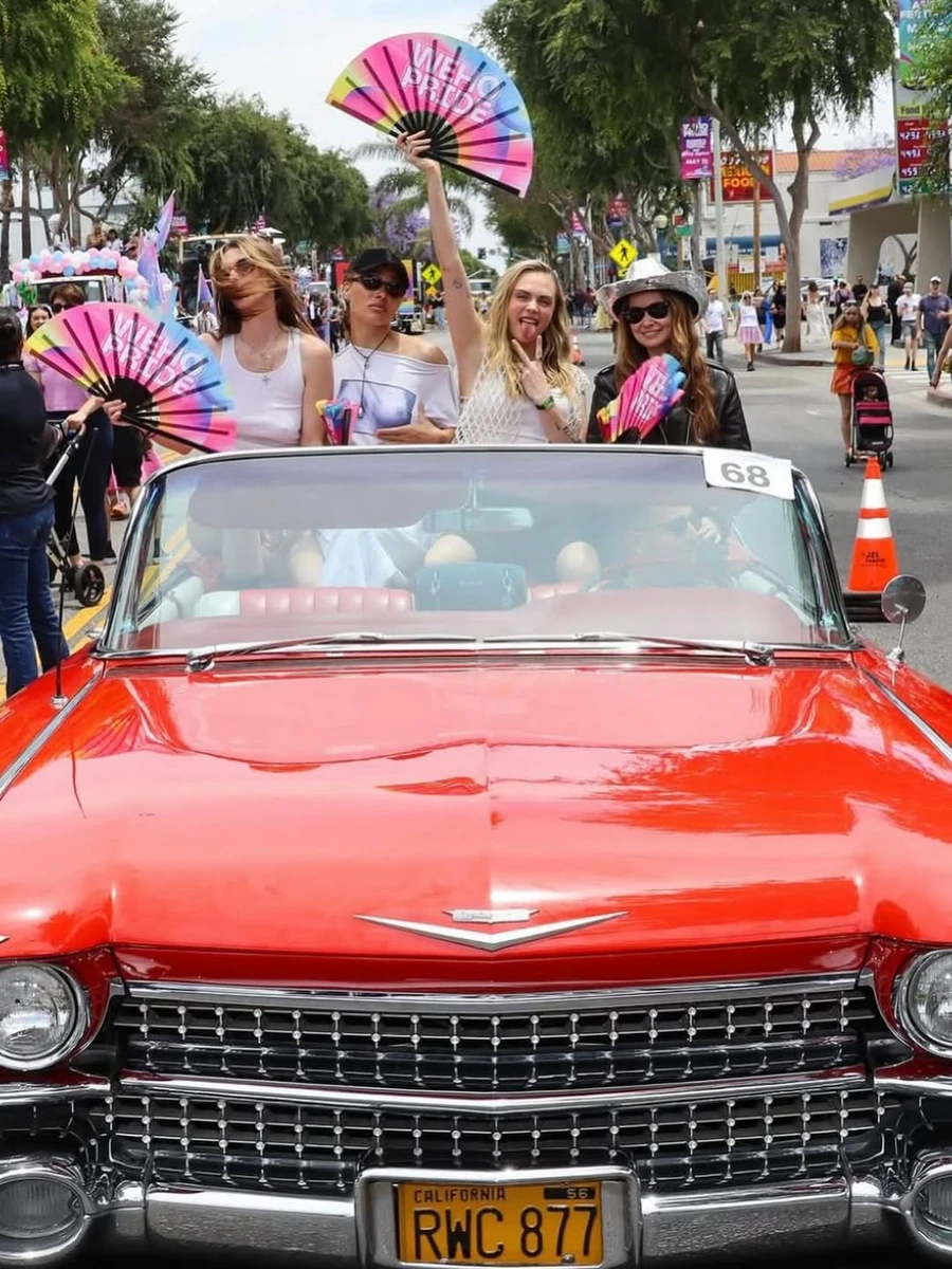 Кара Делевінь у кабріолеті з подругами пораділа ЛГБТК параду