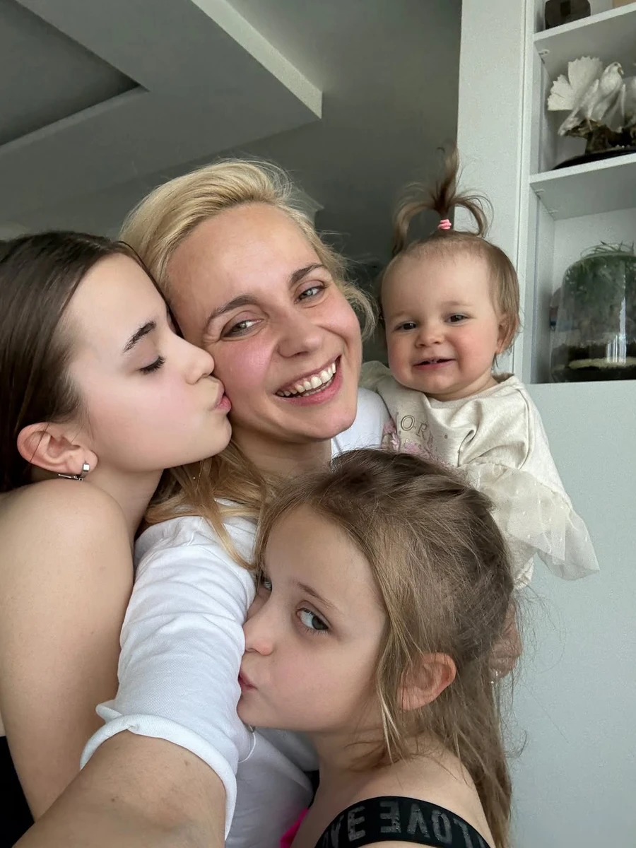 Лілія Ребрик замилувала обіймами з трьома дочками