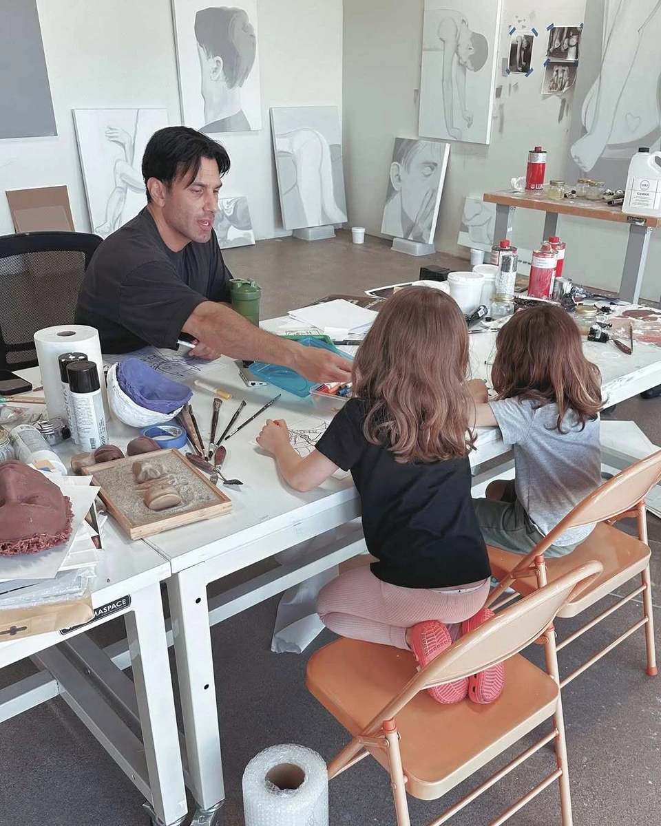 Тато-художник займається творчим розвитком сина і донечки