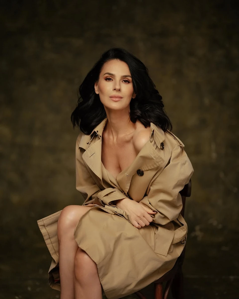 Маша Єфросиніна показала бюст на ефектних фото в тренчі