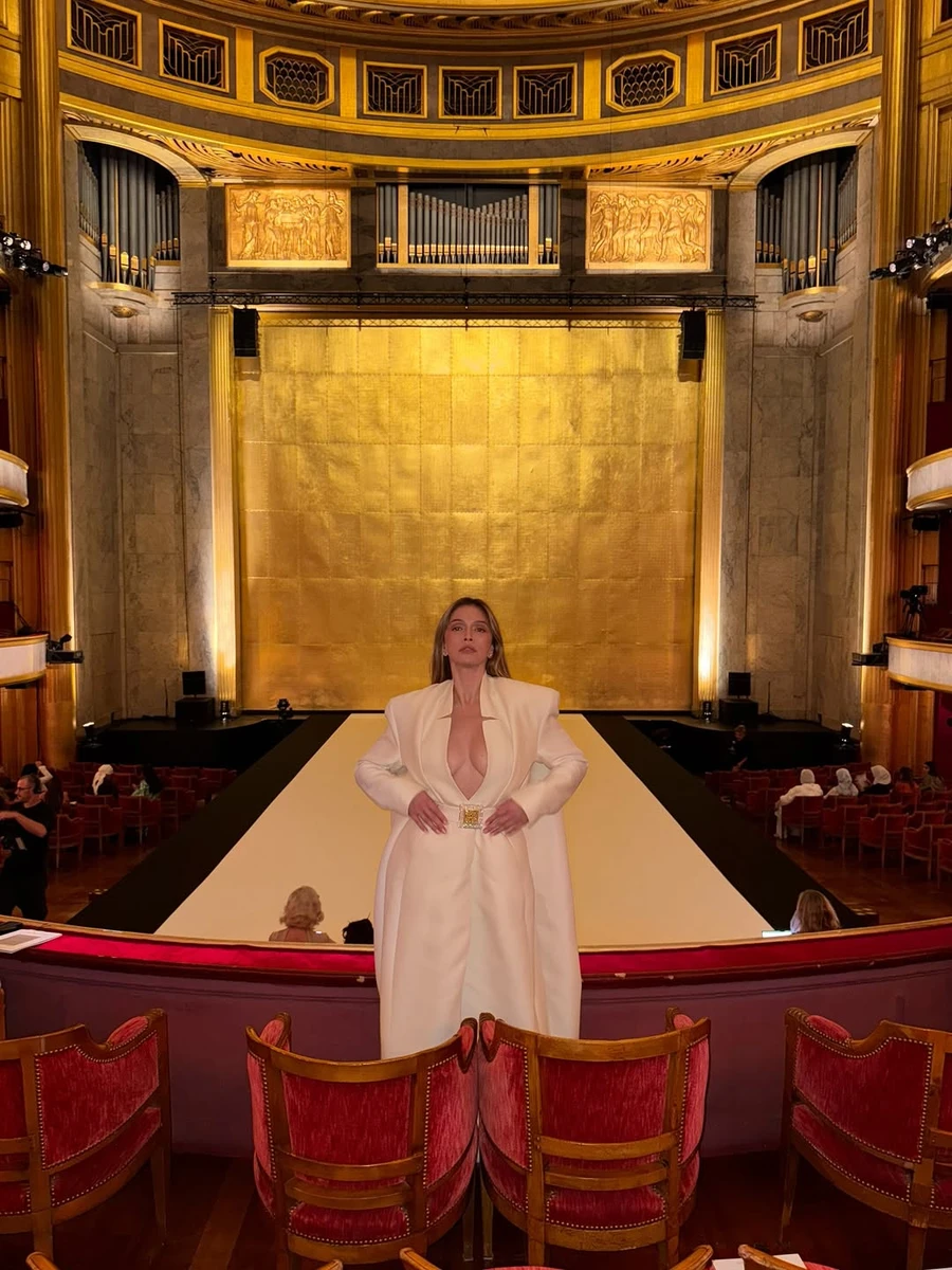 Віра Брежнєва посвітила своїм декольте на модному показі в Парижі