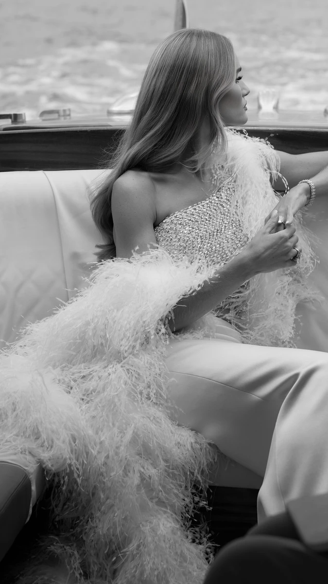 Наречена Стейтема в ефектній сукні з пір'ям і кристалами попозувала у Венеції