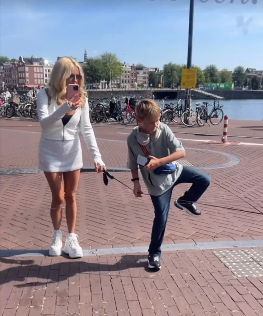 Ірина Федишин у мініспідниці показалася з сином в Амстердамі