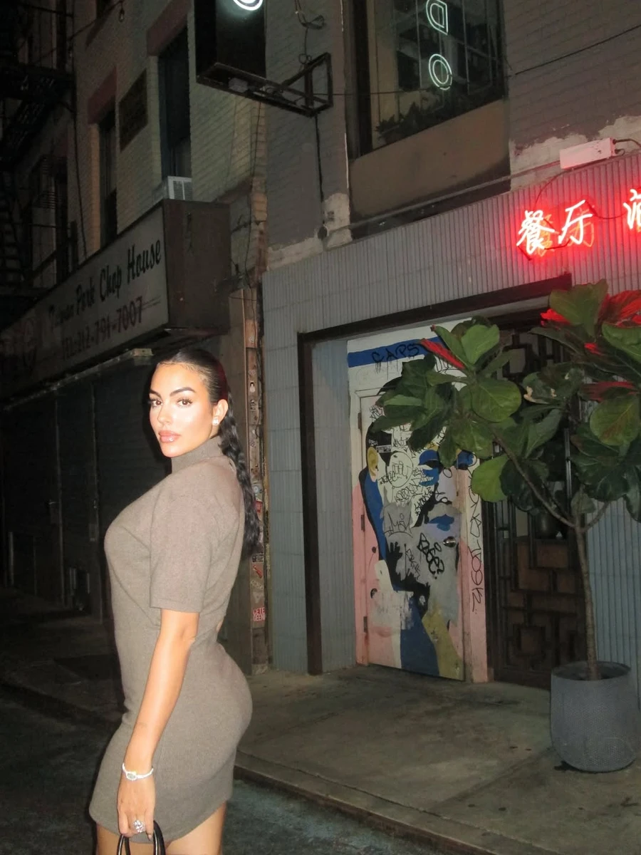 Наречена Роналду в обтислому луці блиснула формами