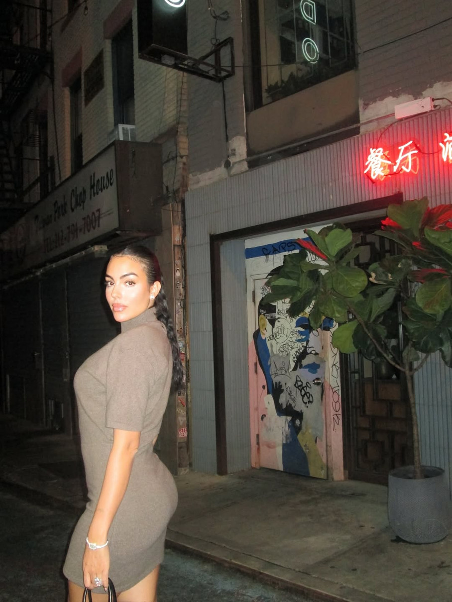 Наречена Роналду в обтислому луці блиснула формами