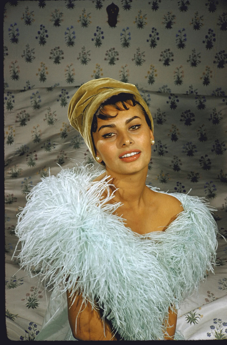 Софі Лорен у молодості позує у пірʼї