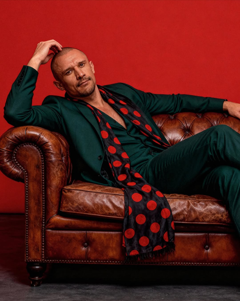 Тарас Цимбалюк на шкіряному дивані