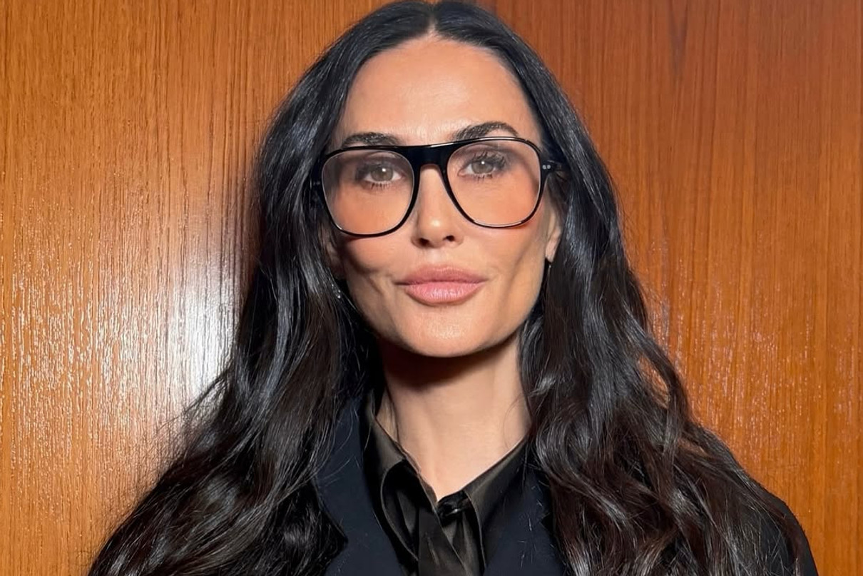 Демі Мур позує для фото