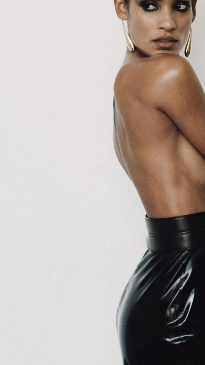 Кохана Касселя топлес та в латексній спідниці наробила ефектних фото