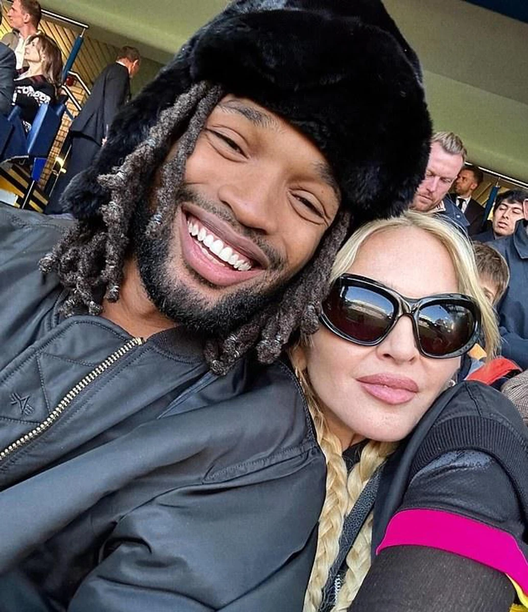 Мадонна заручилася з молодим бойфрендом