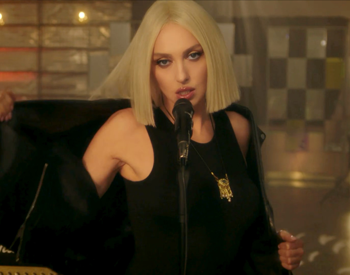 Оля Полякова і звабливо потанцювала у новому кліпі про свободу