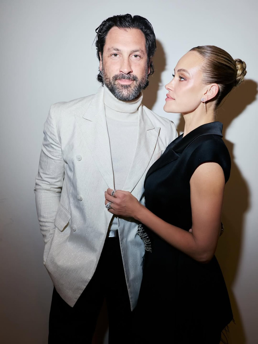 Макс Чмерковський обійняв дружину в ошатній сукні