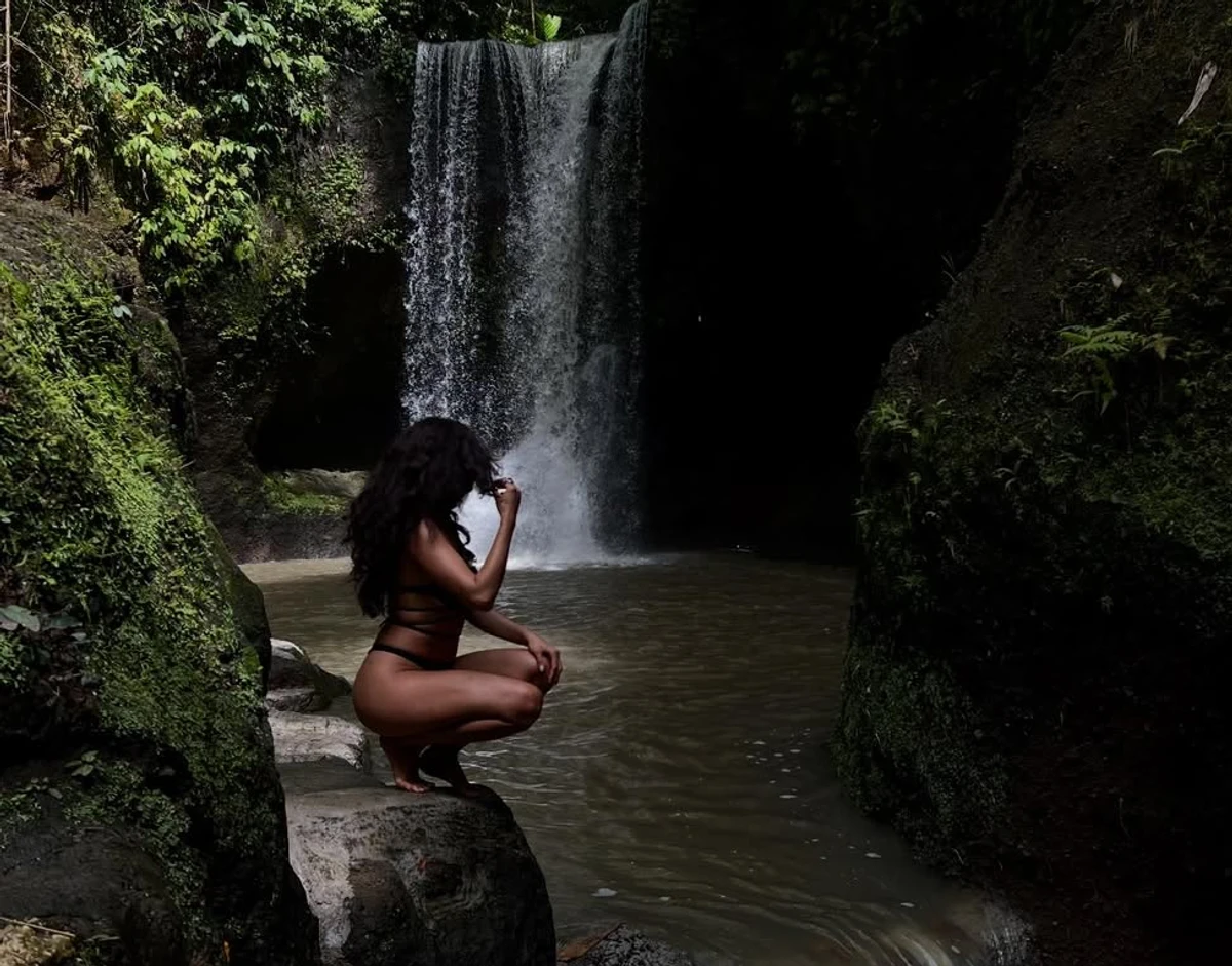 Мішель Андраде у купальнику наробила гарячих фото на Балі