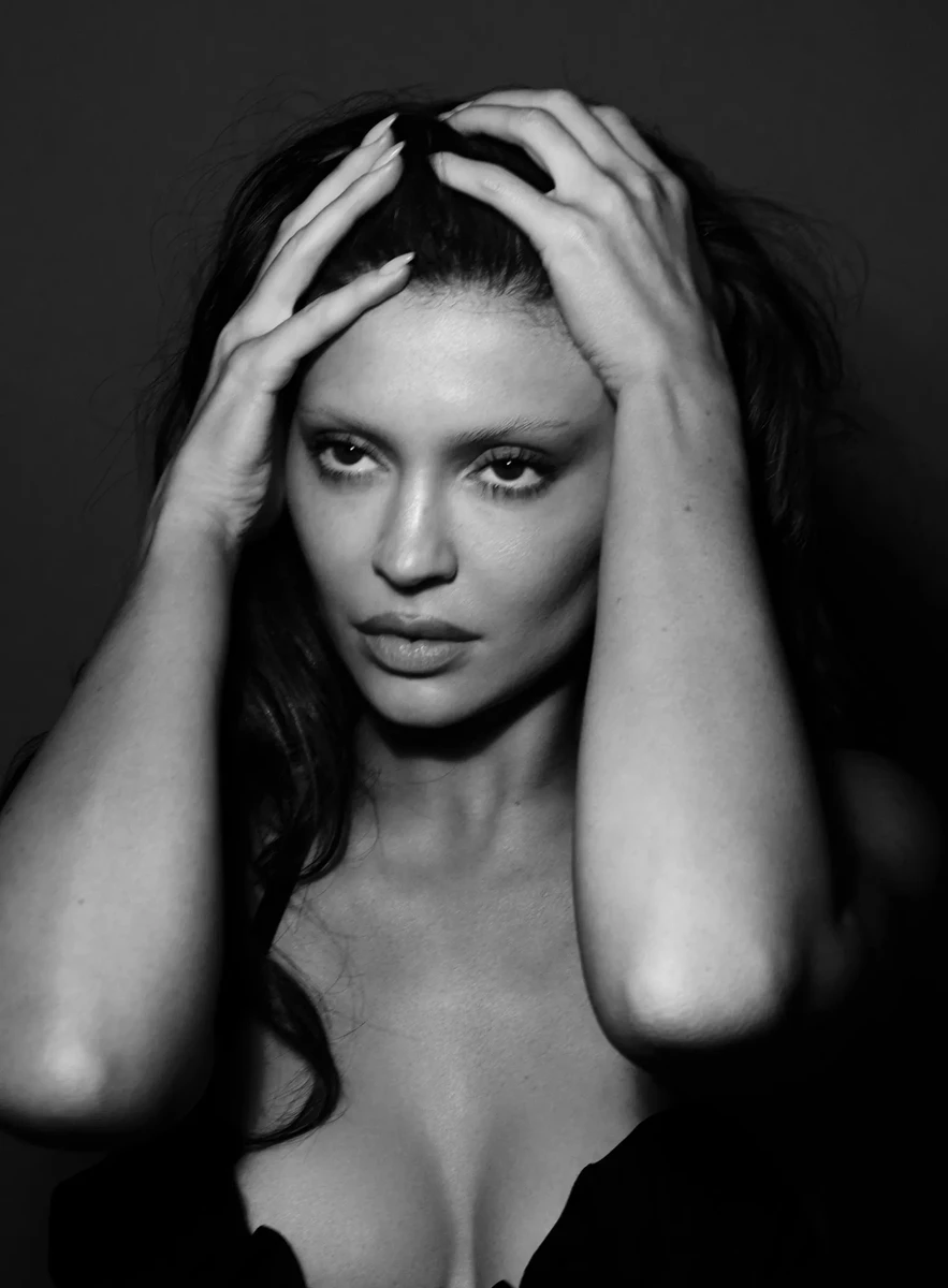 Кайлі Дженнер посвітила пишним декольте на фото в журналі