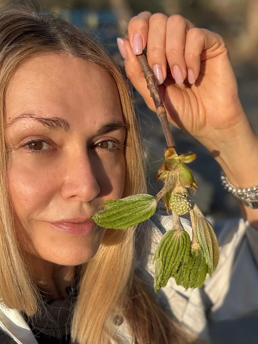 Ольга Сумська показалася з гілкою каштана